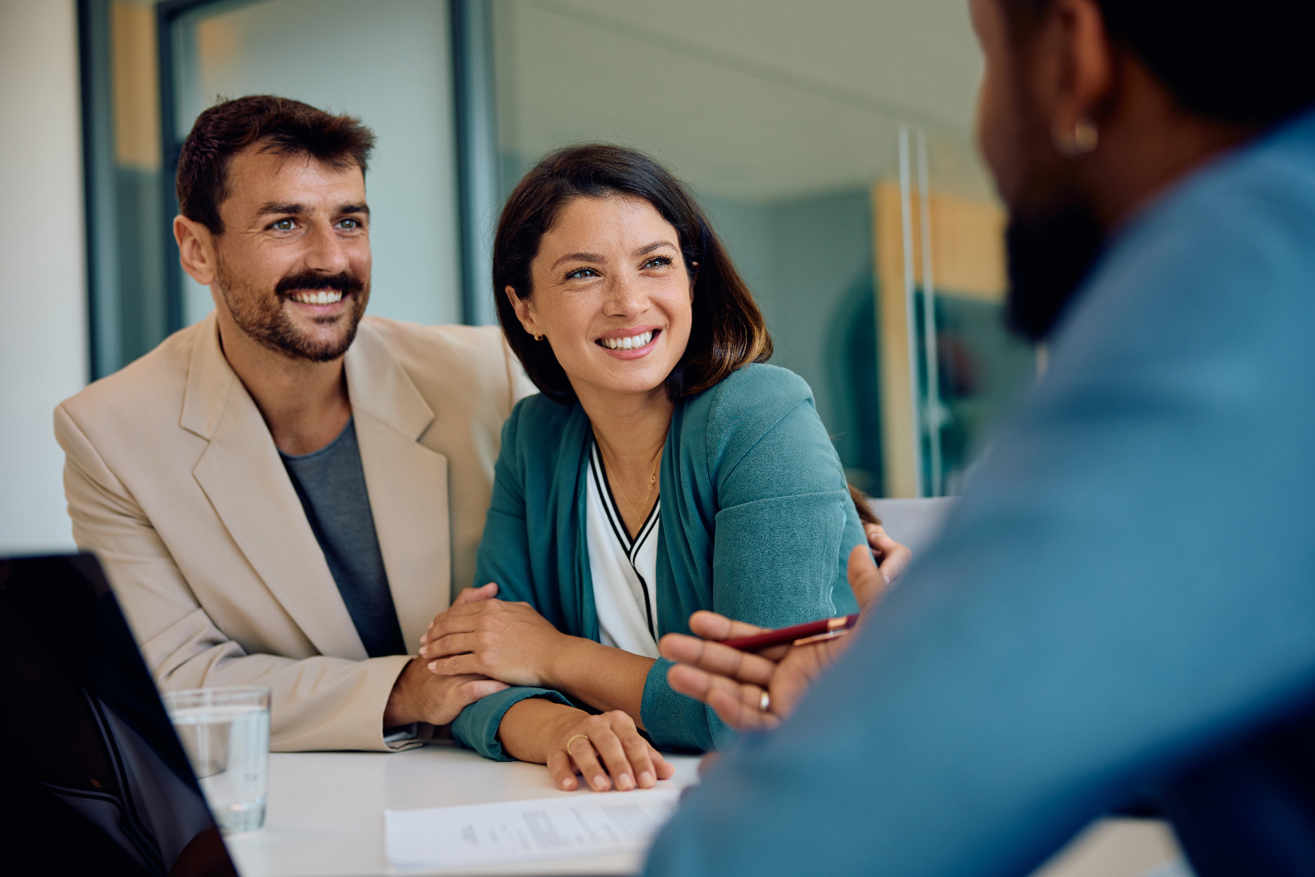 Couple avec conseiller financier